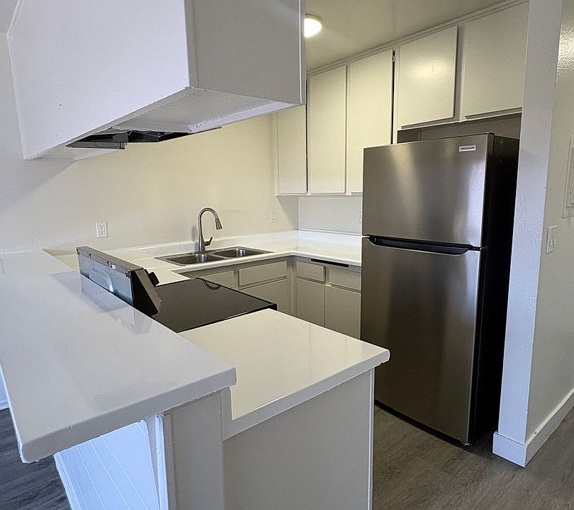 1st image of 7507 Woodman Ave APT 10
