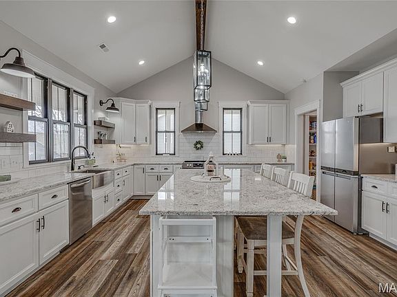 5th image of 327 Wellington Pl