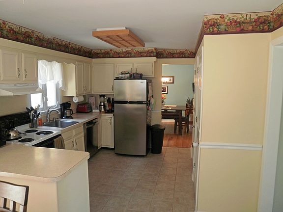 Eat in kitchen w/appliances included & tile floor