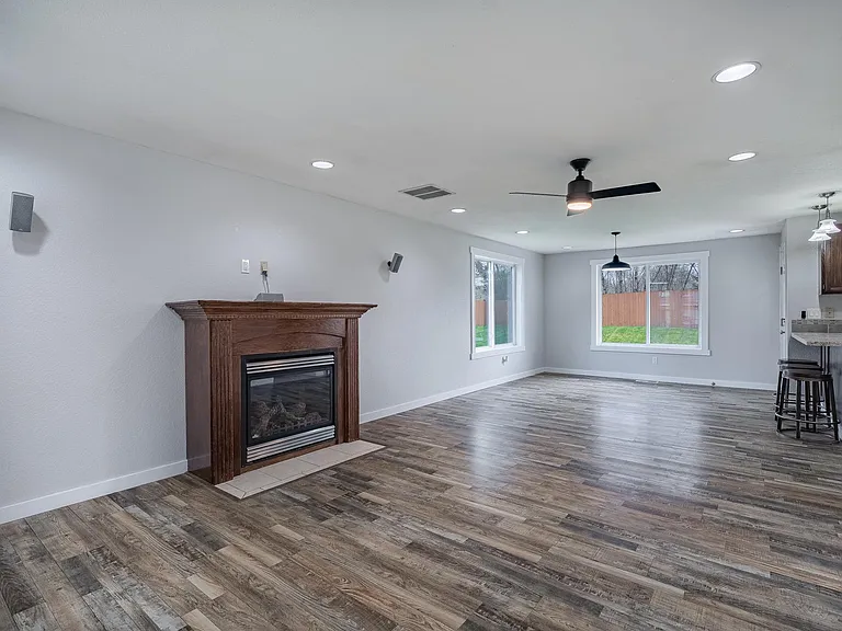 3840 Oxford Loop SE — Photo 5