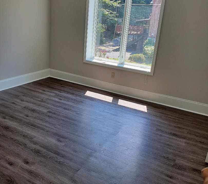 2nd image of 1198 Lynmoor Dr NE