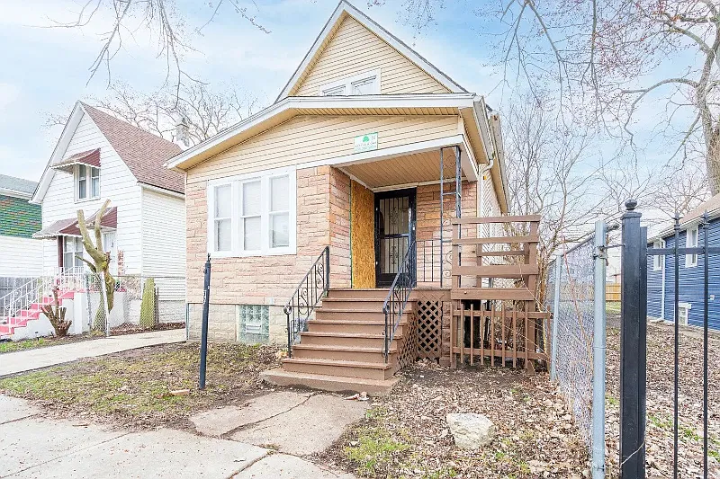 4 bed, $2,100 — Photo 1