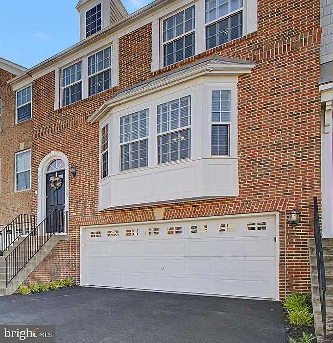 3 bed, 2416 sqft, $3,350 — Photo 3