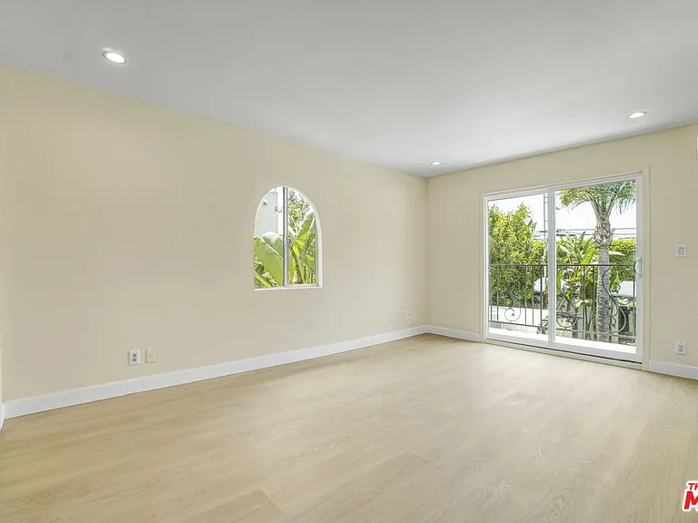 209 N Doheny Dr — Photo 22