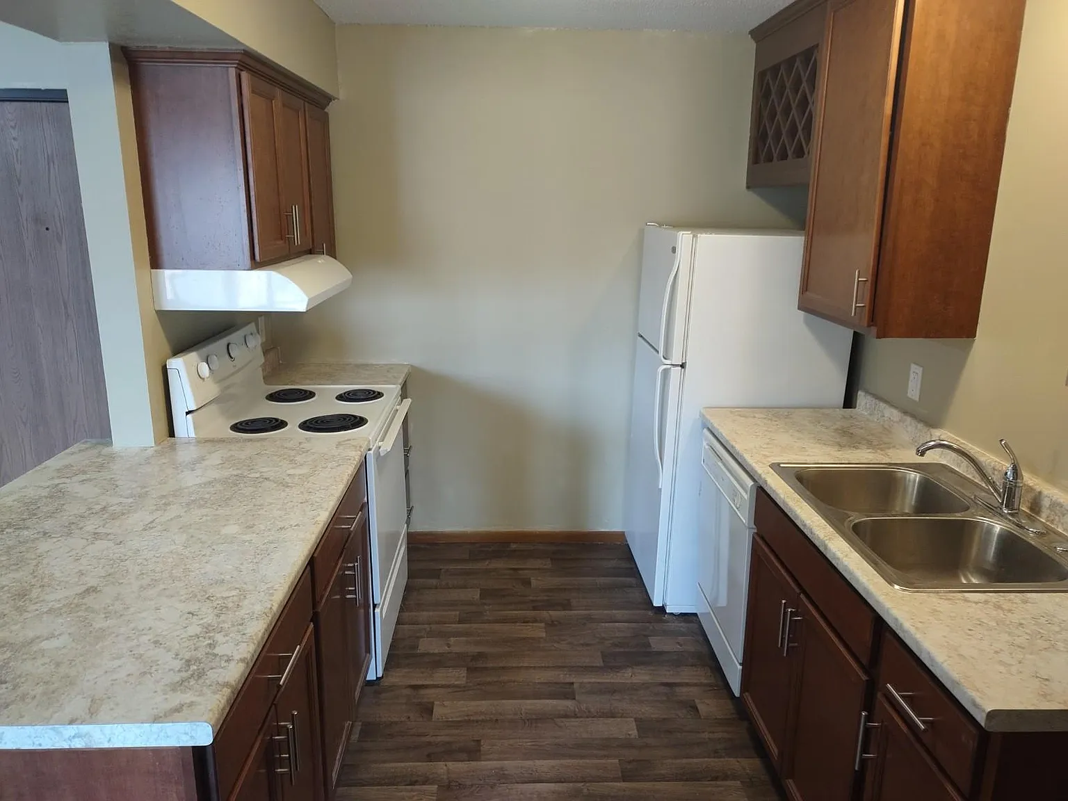Regency East Apartments — Photo 1