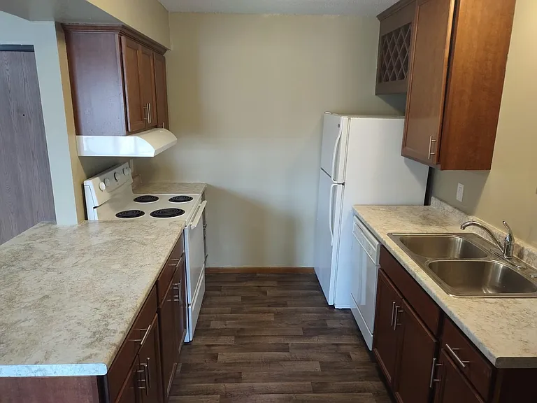 Regency East Apartments — Photo 1