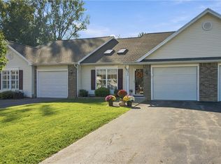 221 Rayfield Cir, Webster, NY 14580
