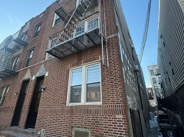 25-68 43rd St #6, Astoria, NY 11103