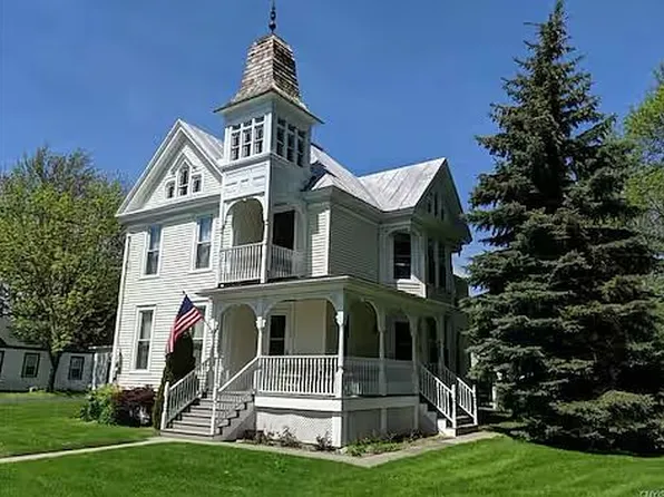 208 S Broad St, Sackets Harbor, NY 13685