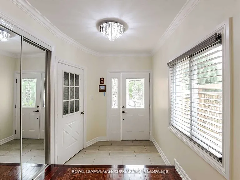 6222 Fullerton Cres — Photo 2