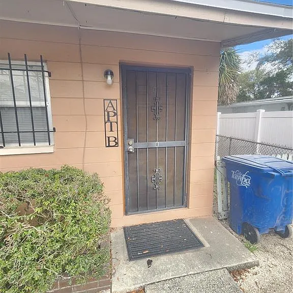 906 E 108th Ave — Photo 2