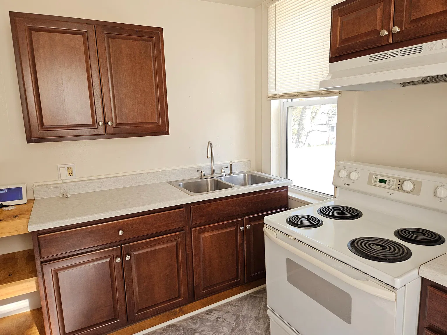 435 Benton Ave — Photo 2