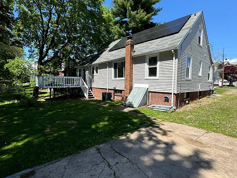 44 Tuttle Pl — Photo 3