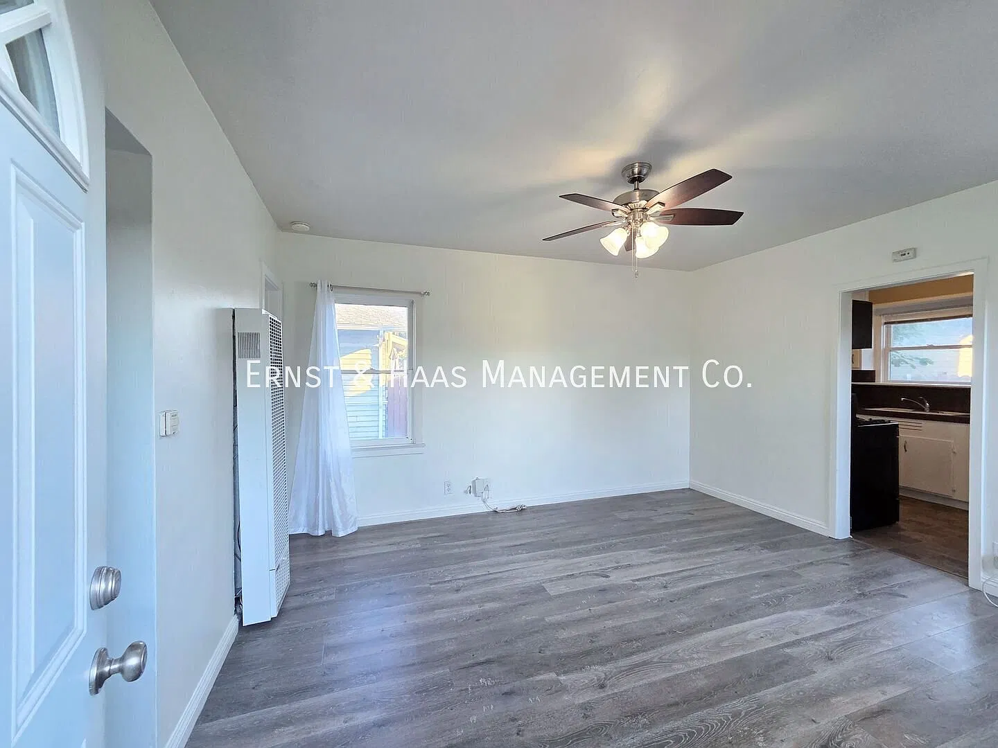 Beautiful Studio with Patio & Gated Yard in Long Beach! — Photo 4