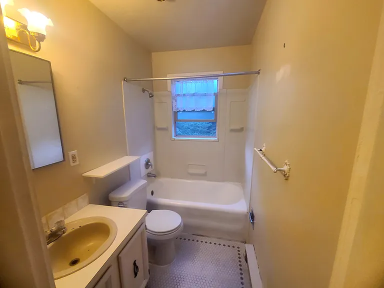 1820 E Thomas St #5 — Photo 3