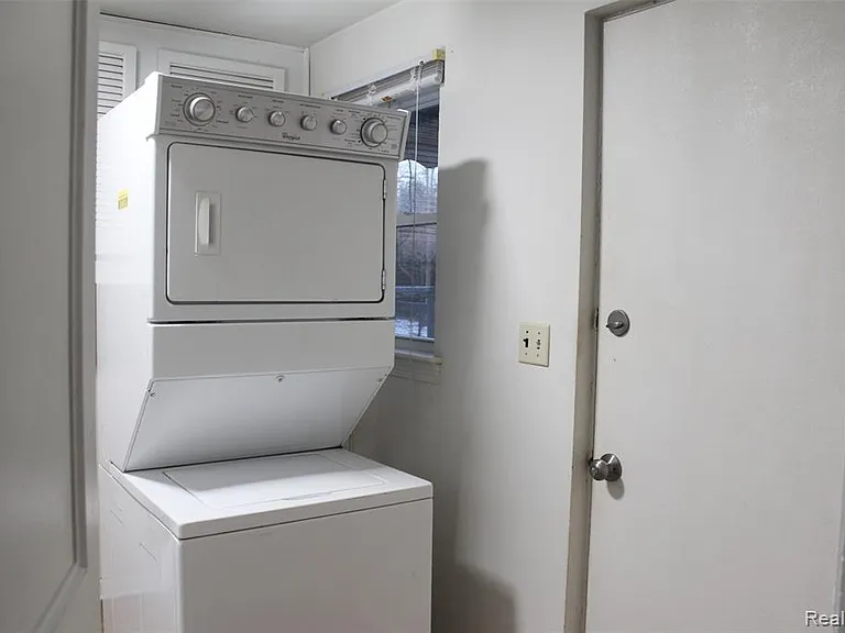 1253 Atkinson Ave — Photo 18