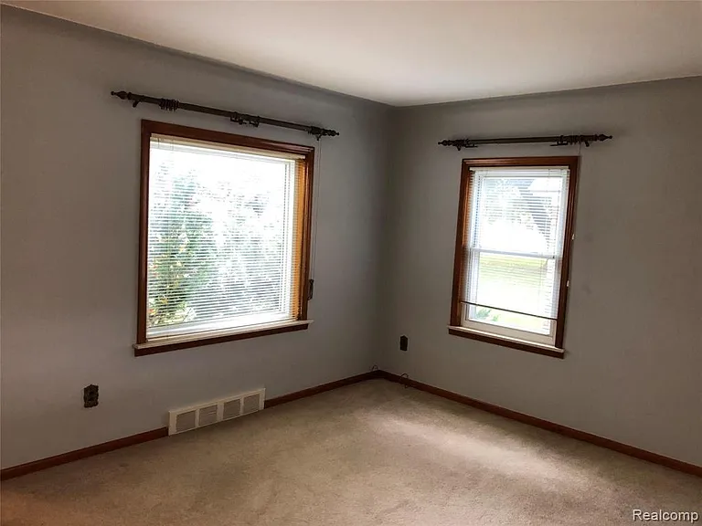 2111 W Forteen Mile Rd — Photo 4