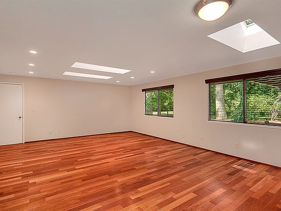3rd image of 414 218th Ave NE