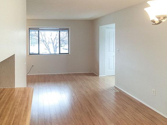 Living room/entry
