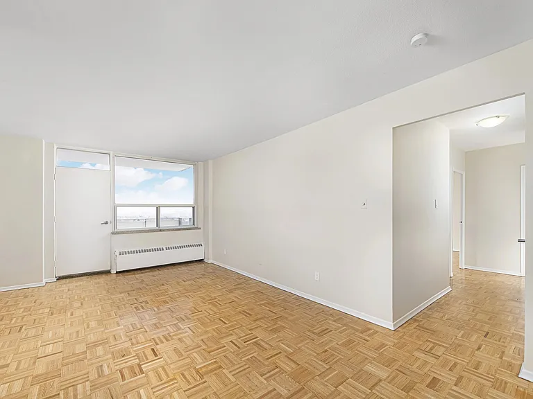 1441 Lawrence Ave E — Photo 8