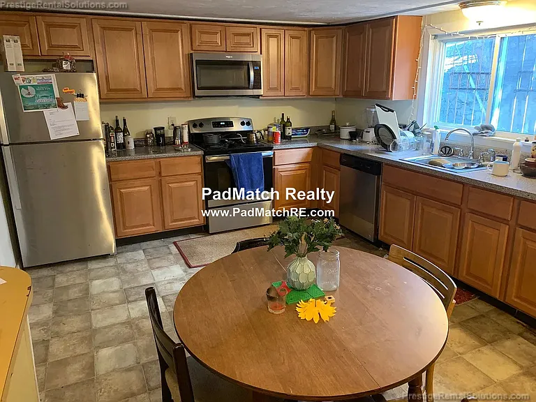 Eat-in-Kitchen