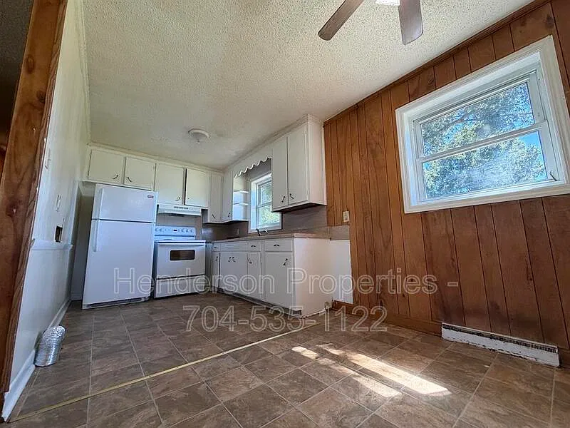 3 bed, 1.0 bath, 960 sqft, $1,350 — Photo 3