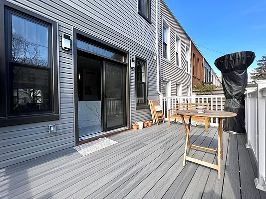 Rented by SERHANT. | media 27