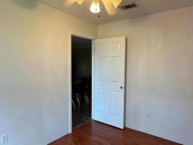 903 Combel St — Photo 16