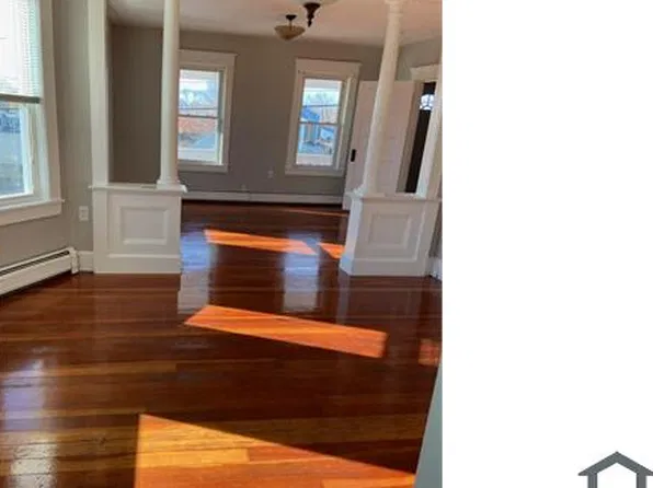 975 Lakeview Ave, Lowell, MA 01850