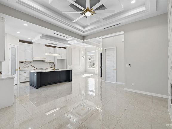 5th image of 1111 E Acacia Dr