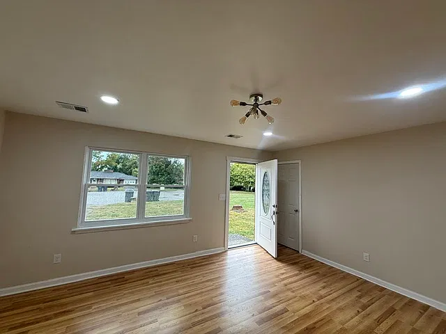3 bed, 1300 sqft, $1,650 — Photo 2