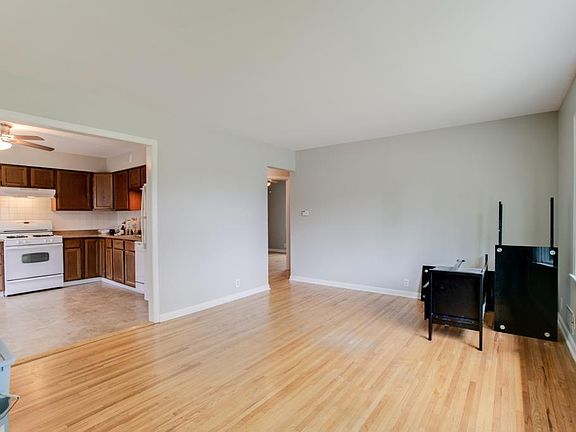 3rd image of 231 Ash St E