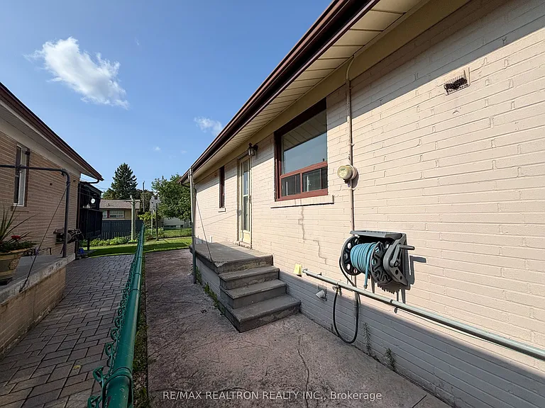 7 Rockport Cres — Photo 3