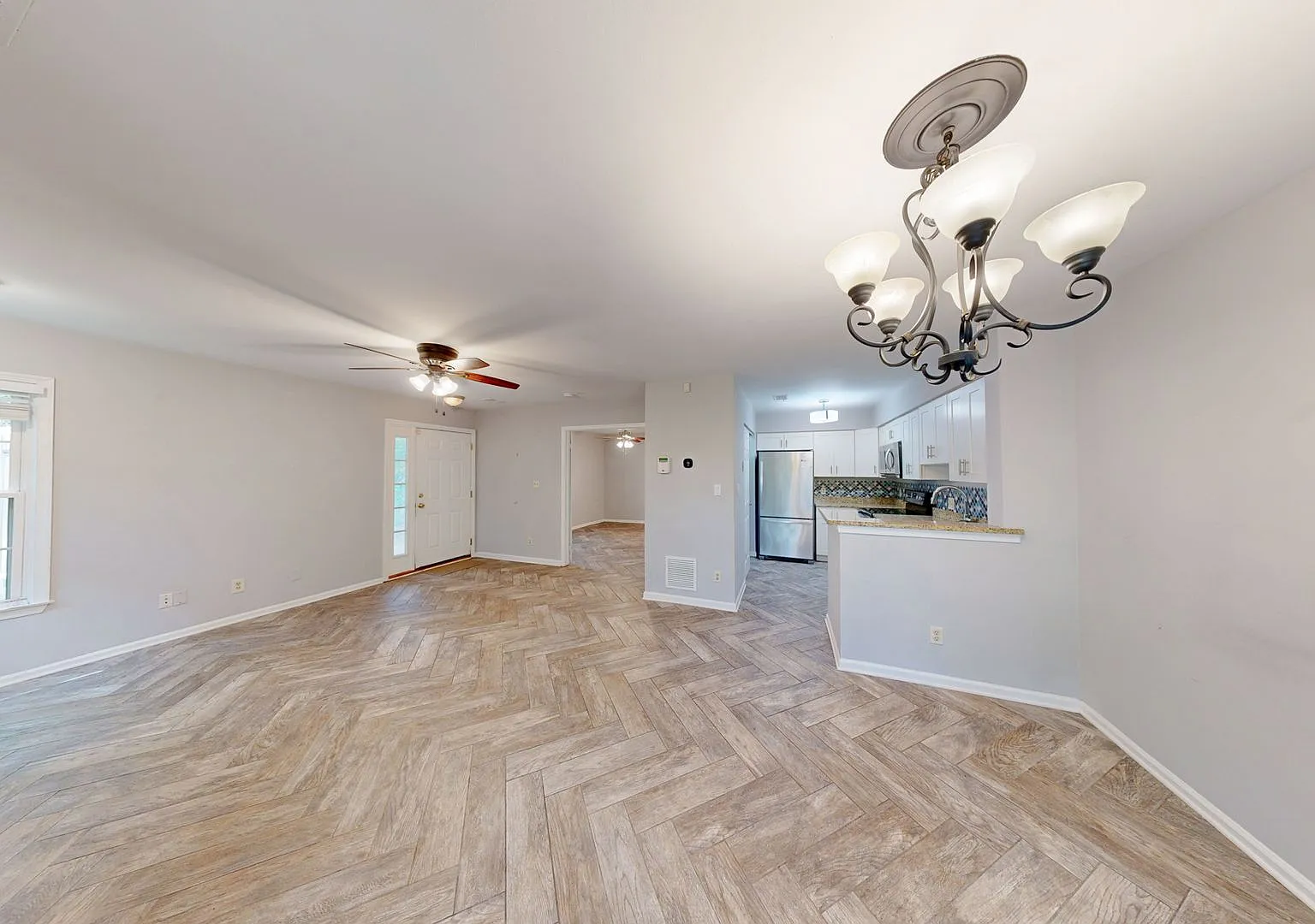 Spacious and Updated 1 bed + 1 BA Condo - walk out level — Photo 4
