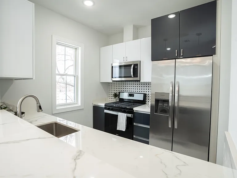 144 Bergen Ave #3D — Photo 8