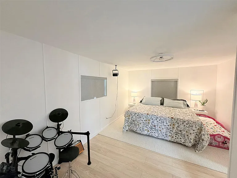 5221 SW 25th Ave — Photo 7