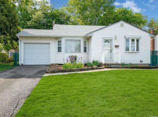 13 Drake Ln, Kings Park, NY 11754