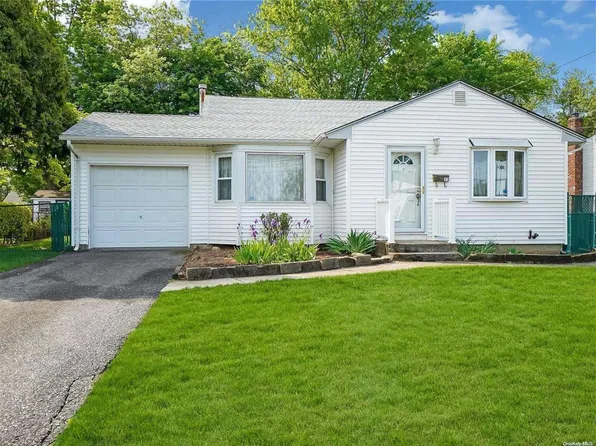 13 Drake Lane, Kings Park, NY 11754