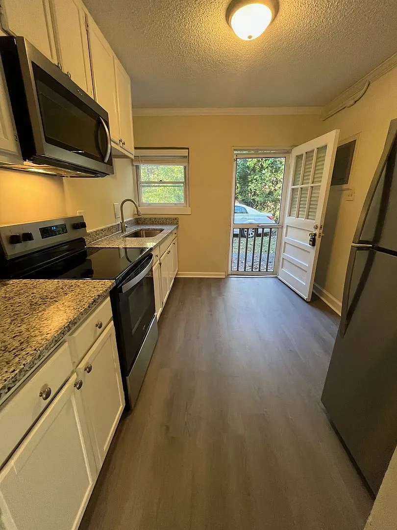 Newly Renovated 2BR | 5-Min Walk to UNC & Merritt's — Photo 2