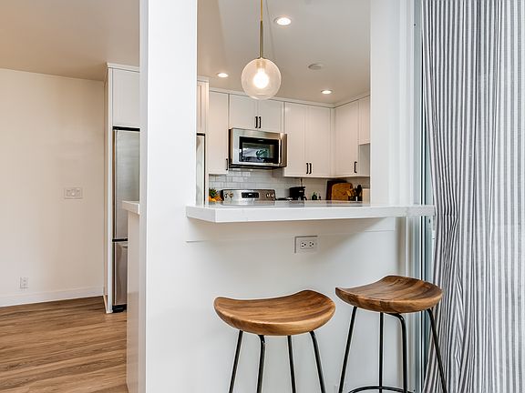 4th image of 519 California Ave APT 202