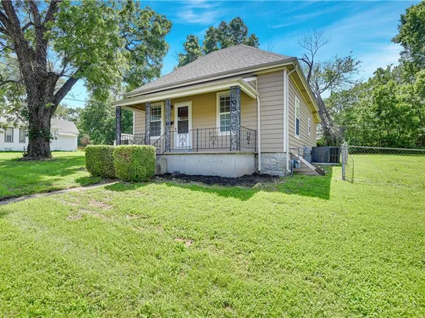 320 Allcutt Ave, Bonner Springs, KS 66012