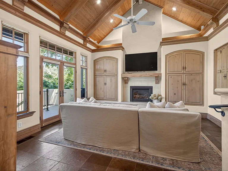 2375 Clubhouse Dr — Photo 37