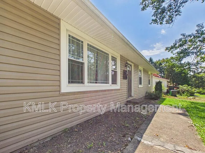 3 bed, 2.0 bath, 1564 sqft, $1,995 — Photo 3