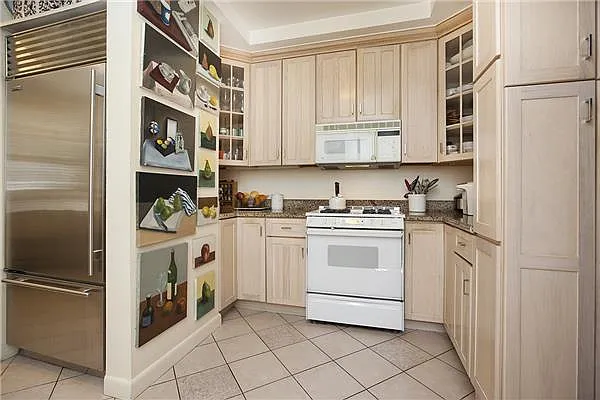 Sold by HF International Realty Ltd | media 20