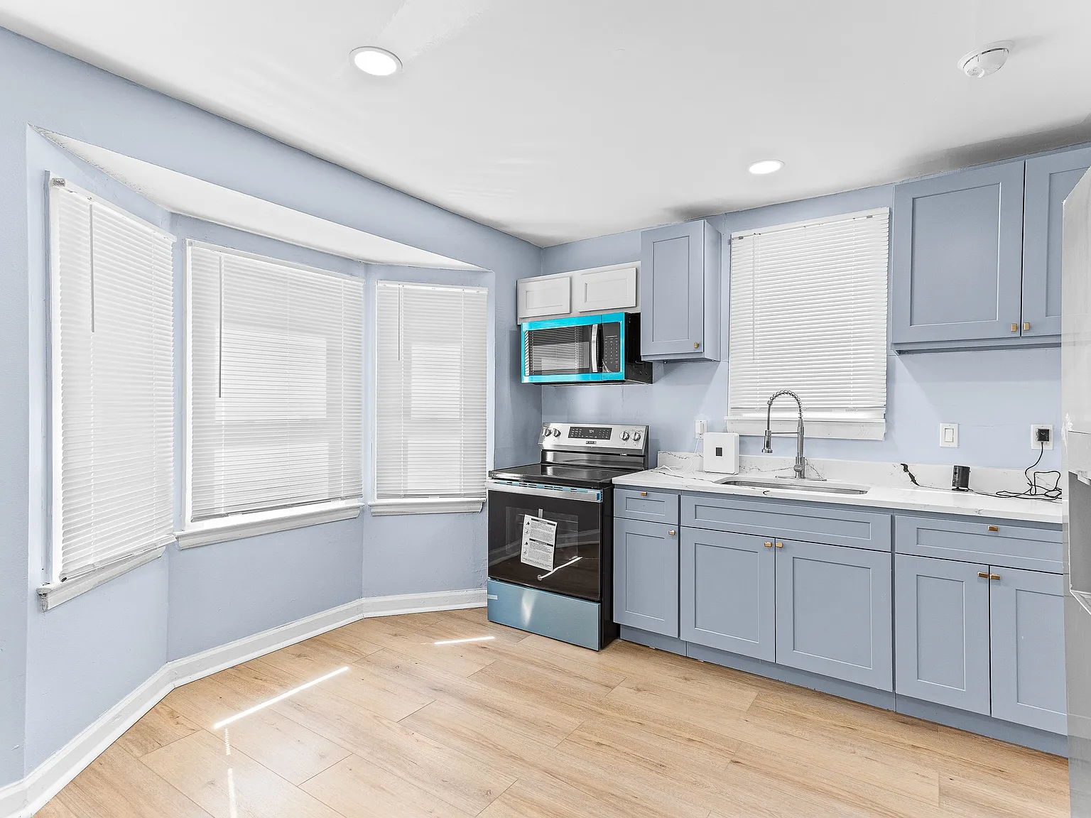 3 bed, 890 sqft, $1,350 — Photo 3