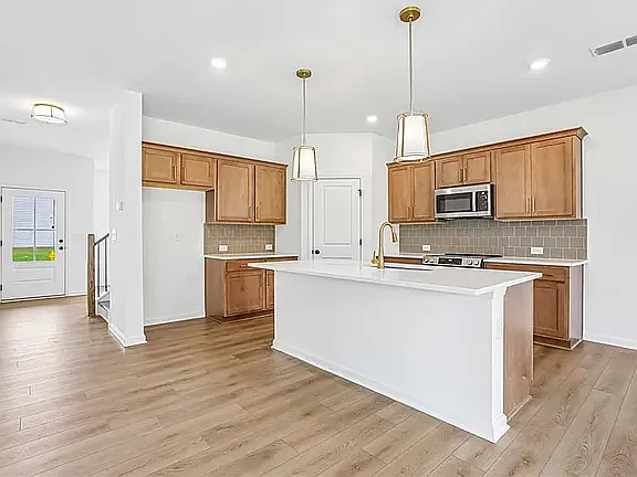 4 bed, 2.5 bath, 2409 sqft, $2,800 — Photo 2