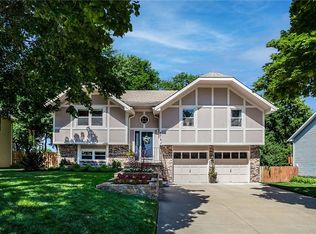 8212 Twilight Ln, Lenexa, KS 66219
