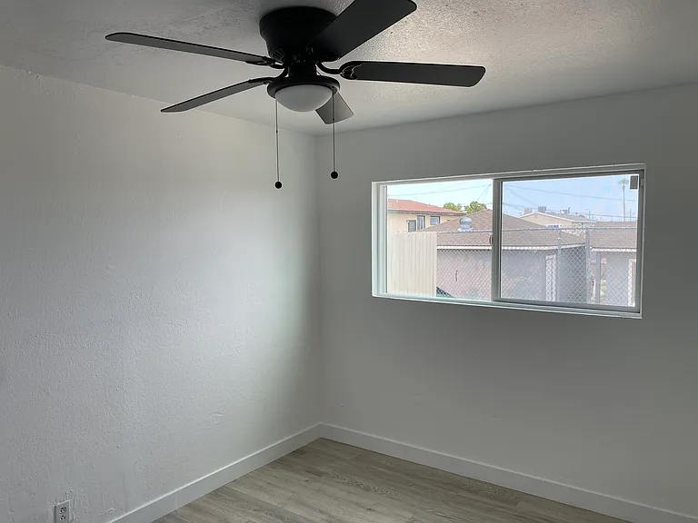 312-314 Maxine Ave — Photo 7