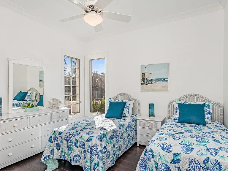 2540 Half Moon Walk — Photo 33
