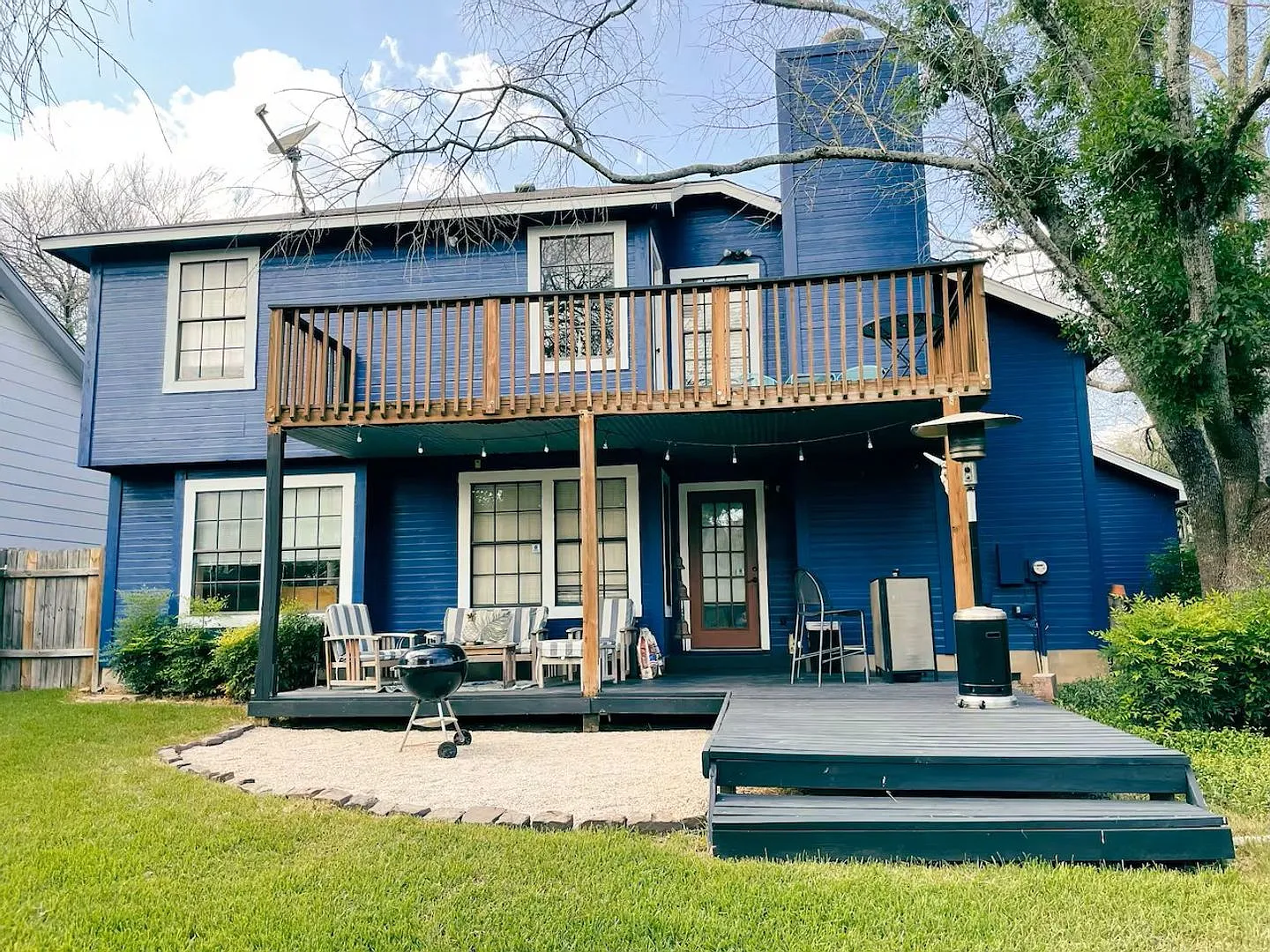 Beautifully Updated 3/2 Fully Furnished In North Austin — Photo 2